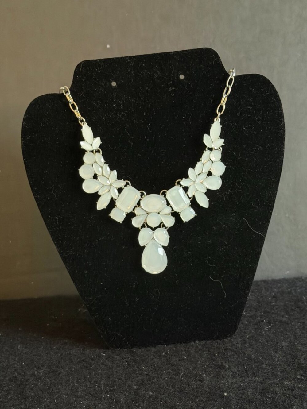 Vintage โCharming Charlieโ White/Silver-Tone โBibโ Adjustable Necklace